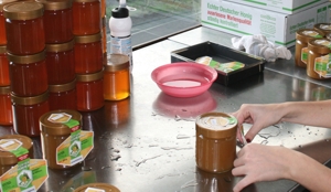 Aufkleben des Etikettes auf das Honigglas